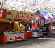 甘木公園の桜の開花時期には露店のたくさん出店する