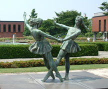 石橋文化センターにある少女の像（みどりのリズム）