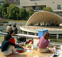 勝盛公園では桜の開花時期にコンサートなどが開催される
