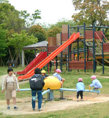 高炉台公園には遊戯施設もいくつかある