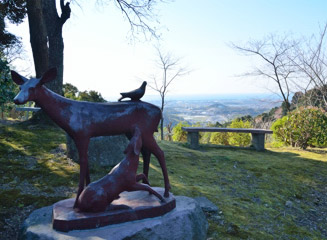鹿の親子の彫刻と奥は南の展望所