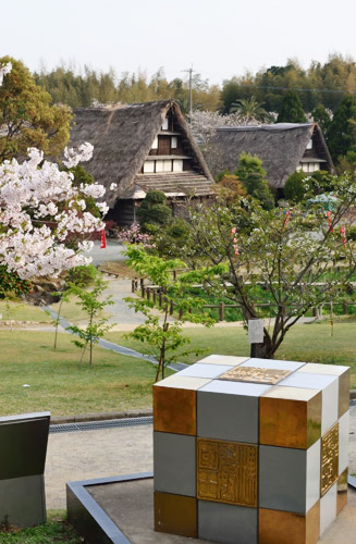 富山県から移築した合掌造りの民家と金印のタイムカプセル
