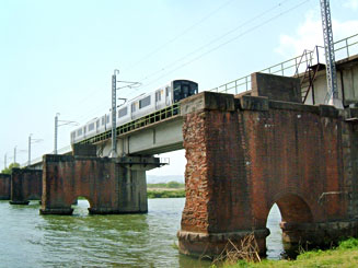 中間市に残る遠賀川橋梁のレンガの橋桁