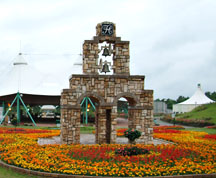 フラワーヒル菊池高原にある花てまりに囲まれたオランダ生まれの「愛の鐘」