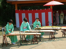 神楽女湖の花菖蒲開花時期には「花しょうぶ観賞会」が開催される