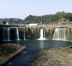 緒方町チューリップフェスタが開催地そばの原尻の滝（日本の滝百選）