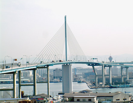 荒津大橋は交通量の多い福岡都市高速道路に架かる橋