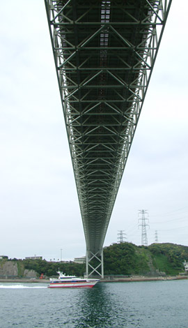 関門橋の桁下から海面の高さ61m