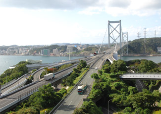 関門橋（関門大橋）が身近に見える門司港のめかり公園第二展望台よりの眺め