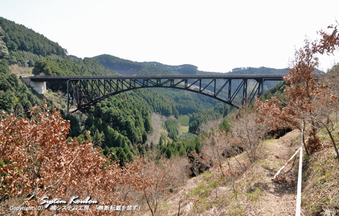 １９９５年に完成した耳納（みのう）大橋は県道798号線（北河内･草野線）と県道800号線を結ぶ橋（下横山東西線）
