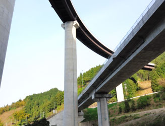 高低差約１００メートル、直径約２００メートルのループ橋は九州最大規模