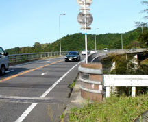 野河内大橋（完成は昭和６３年３月）三瀬ループ橋の福岡側にあります。野河内大橋-->三瀬ループ橋-->三瀬トンネル　の順になります。