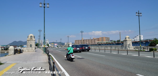 貝塚側から見た名島橋の路面の全景
