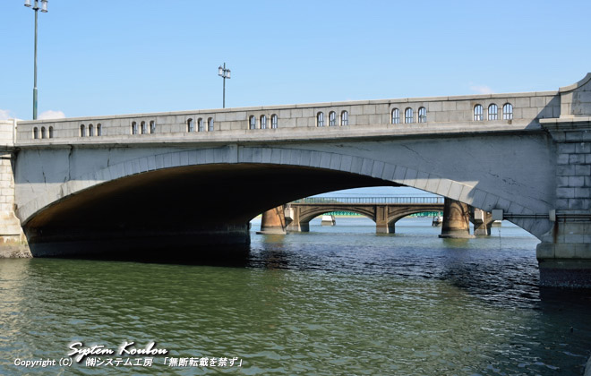 手前は名島橋、橋脚だけ見えるのは博多臨港線多々良川鉄橋、その奥は西鉄貝塚線の橋梁、その奥はＪＲ鹿児島本線の橋梁