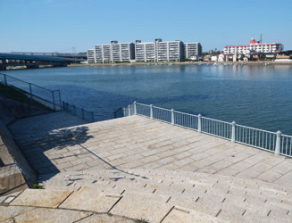 名島橋の下流には水辺公園がある