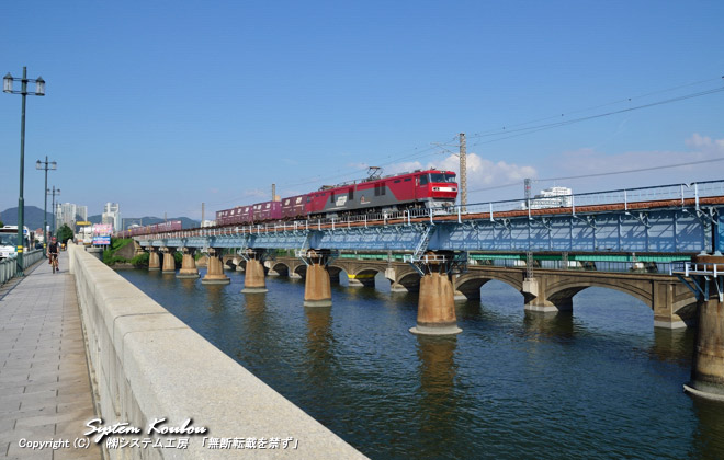 名島橋のすぐ上流にある博多臨港線多々良川橋梁。列車は鉄道フアンに人気のある金太郎号