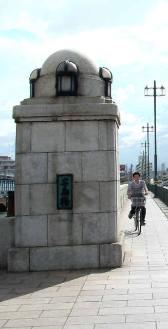 約３ｍもある名島橋の大きな親柱