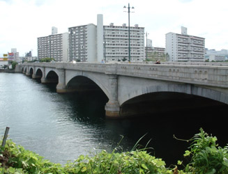 名島橋は７連の堂々たるアーチ橋