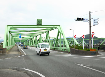 新矢部川橋の下り道路の橋と奥は上り道路の橋