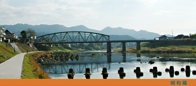 筑後川の川面に映える緑色の昭和橋