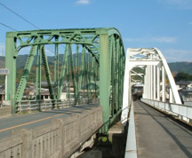 昭和橋と併設して架かる歩道橋。この橋は昭和４９年３月に竣工しました。