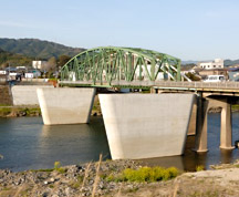 新しい橋ができるようだ。完成は平成２３年だが平成２２年春より通行できる予定らしい