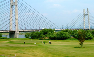 橋下（佐賀県側）は河川敷ゴルフ場になっている