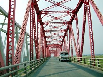 筑後川橋は幅員 6.24mと狭く大型車がくると離合に気を使う