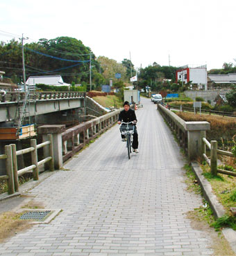 今も脇道として利用されている浜田橋