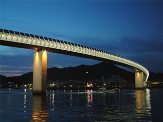 夜間照明がきれいな牛深ハイヤ大橋