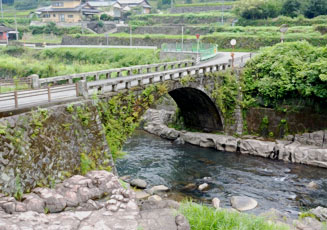 球磨川の支流である芋川に架かる橋詰橋