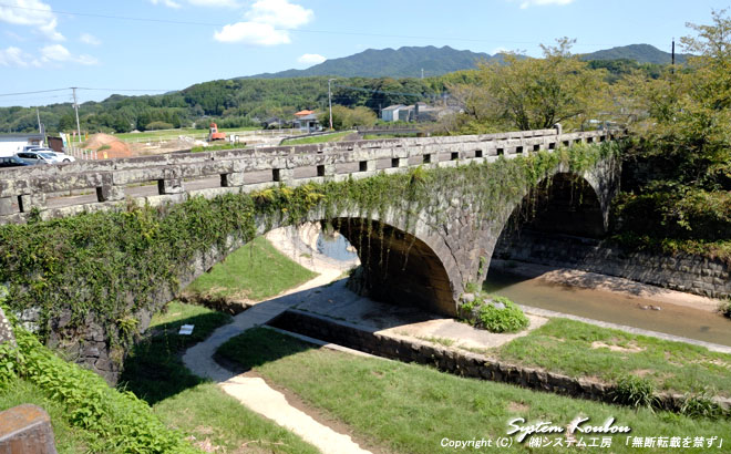 岩本橋は江戸時代の三池往還の肥後と筑後の藩境の関川に架かっている２連の石造アーチ橋