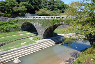 橋の周辺は公園化されている