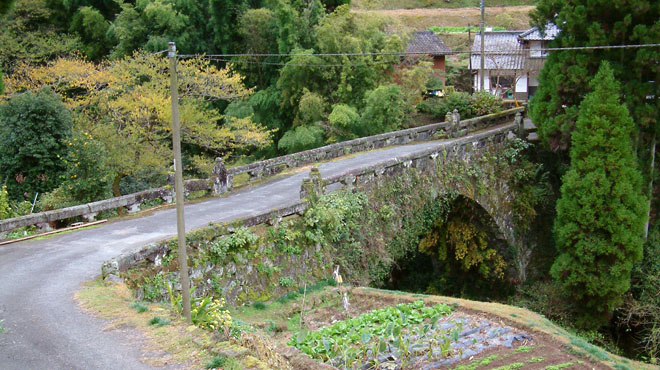 木橋の名残を残す丸い擬宝珠のある永山橋