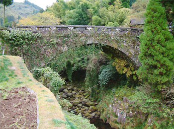 永山橋は深い渓谷に架かる１連の石造アーチ橋