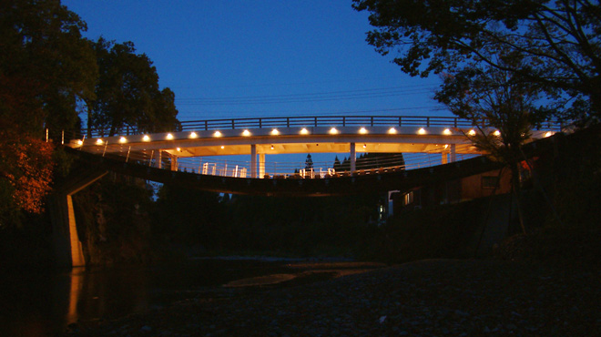 夜間照明される馬見原橋