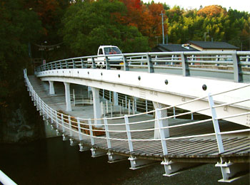 馬見原橋の上は車道、下は歩道のユニークな二層式の橋