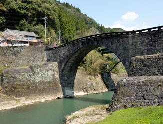 通潤橋の完成の７年前に造られた石橋で、この架設技術が通潤橋に生かされた