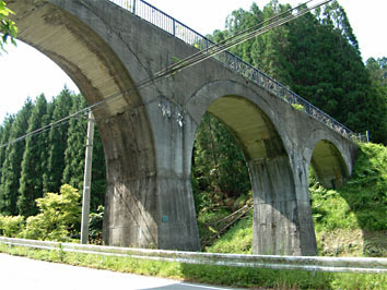 堂山（どうやま）橋梁はコンクリート造り３連アーチ橋
