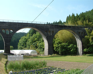 幸野川橋梁は西村地区の田園地帯に架かっている