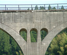 幸野川橋梁は３つの透かし穴がユニークである
