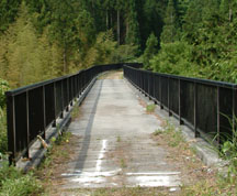 幸野川橋梁は柵が新しく設置されている