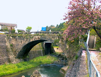 春には橋のたもとのサトザクラがきれい（４月中旬〜下旬に満開）