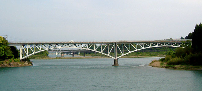 美々津橋は九州で唯一残存する上路スパンドレル・ブレースト・アーチ橋