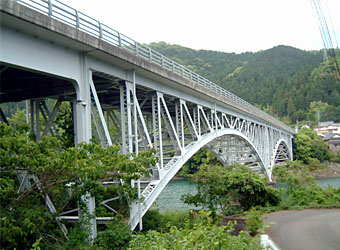 美々津橋は２連の鋼トラスアーチ橋
