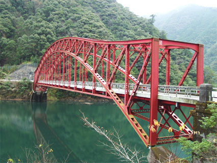 尾鈴橋は恐竜に似ているので別名「恐竜橋」と言われている