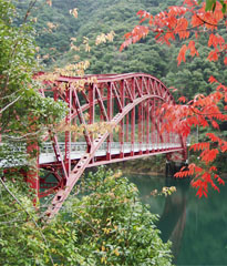尾鈴橋は松尾ダムに架かる橋