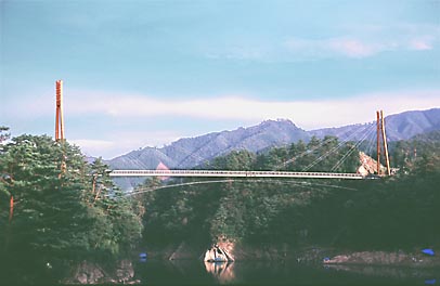 人造湖である小野湖にかかる「すきむらんど大吊橋」