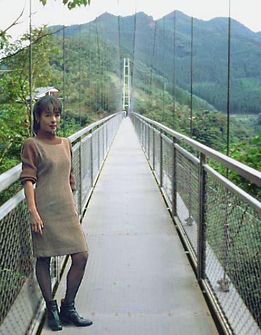 綾の照葉大吊橋は歩く吊橋としては高さ１４２で世界二位