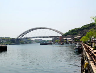 市街地から見る郷ノ浦大橋